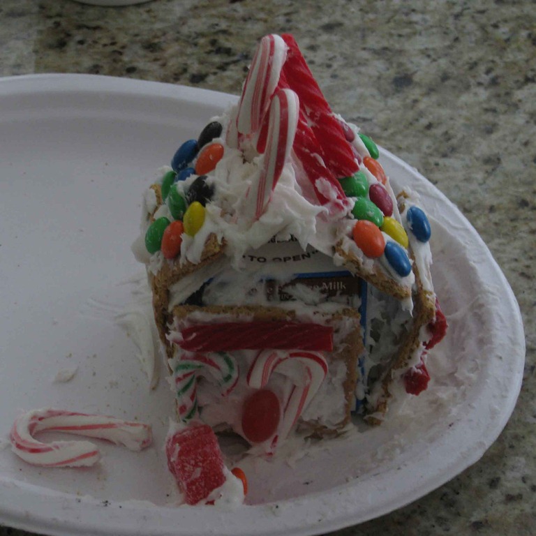 [gingerbread-house-and-leaves-002[2].jpg]