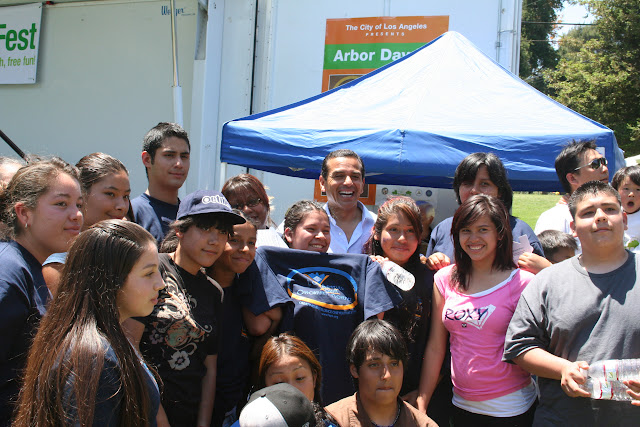Los Angeles Mayor Antonio Villaraigosa and students at the Arbor Day LA Festival