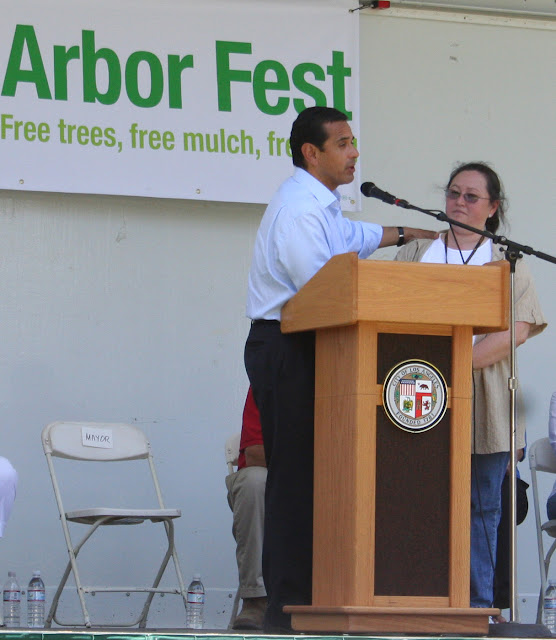 Los Angeles Mayor congratulating Lisa Sarno Million Trees L.A executive Director