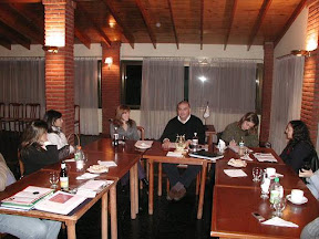 Julio Fabián Martínez, Presidente del Rotary Club Devoto Parque, preside la reunión con Elizabeth Masciulis a su derecha