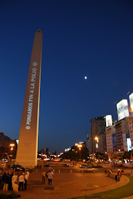 Rotarios e invitados reunidos para admirar la iluminación del Obelisco de Buenos Aires, Argentina, con el mensaje Pongamos Fin a la Polio / Foto de Juliana Sada
