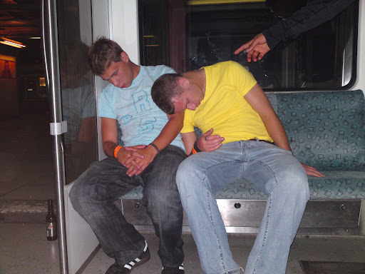 Party-Touristen, die sich etwas zuviel zugetraut haben