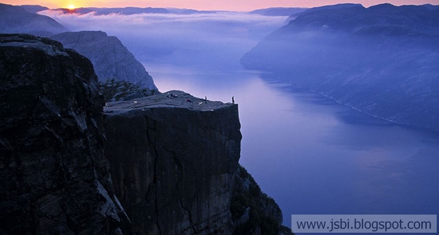 [Preikestolen_bing[2].jpg]