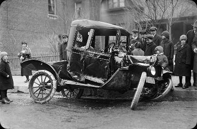 Auto_accident_on_Bloor_Street_West_in_1918