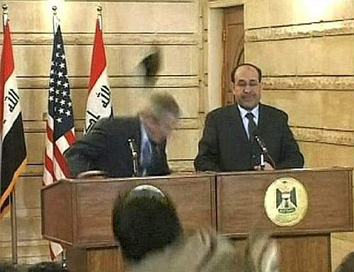 [Bush, il lancio delle scarpe del giornalista iracheno 1[3].jpg]