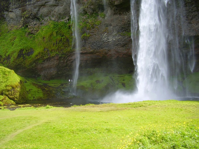 [8seljalandsfoss-waterfall[3].jpg]