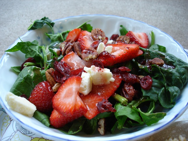 [101209 Mediterranean Chicken and Spinach Salad (2)[2].jpg]