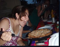 Lauren digs in to the pie de manzana
