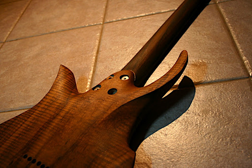 The upper horn sweeps into the tummy carve, and the ridge softens out into a very smooth and organic curved back.