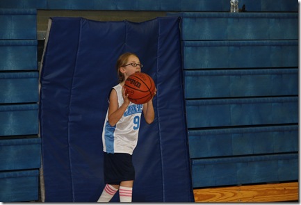 10-28-09 basketball - Chloe (10)