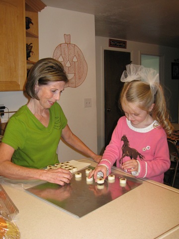[10-25-09 cookies - Belle and Grandma (2)[3].jpg]