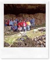El grupo participante, posando al abrigo de la cueva de las pinturas rupestres, en el nacimiento del río Tablillas.