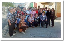 Un grupo de mujeres participantes, en las calles de Fontanosas.