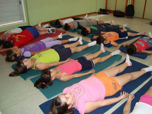 alumnos haciendo yoga