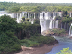 Der Ausblick von Brasilien nach Argentinien in Iguazu