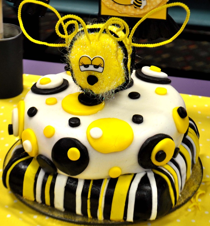 [BUMBLE BEE CAKE[5].jpg]