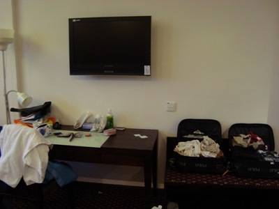 [hotel room2[3].jpg]