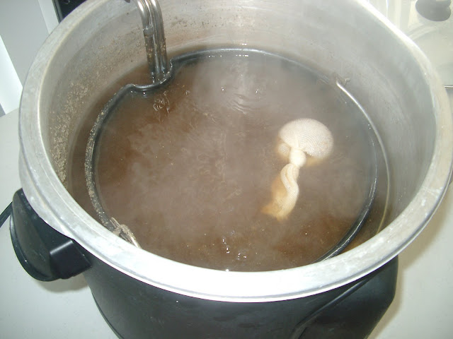 This is our boiling wort and grain sack.  Yes, thats a turkey fryer.