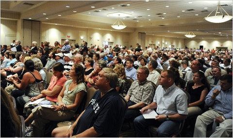 [crowd attending EPA hearing on fracking in Canonsburg Pa in July 2010[5].jpg]