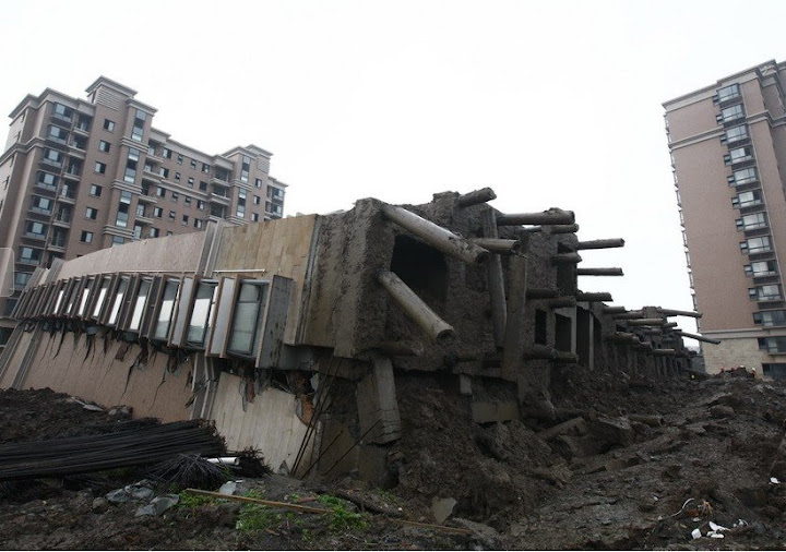 上海13层在建楼倒塌1人死 