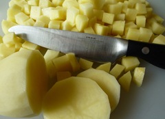 Картофель режу кубиками