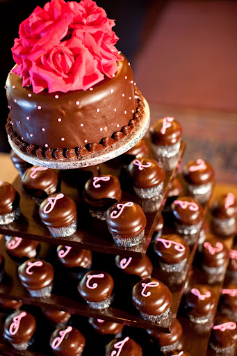 Cupcake tower with small cake