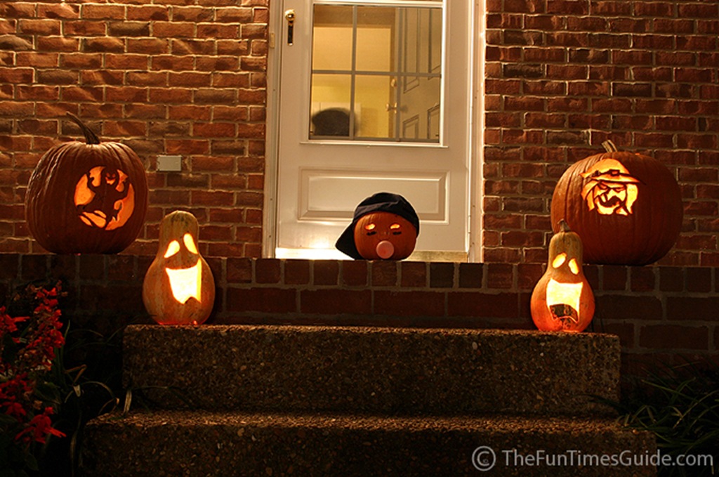 [lighted_pumpkins_on_porch_step[5].jpg]