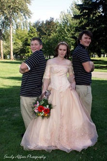bride w brothers at Les Grove Park