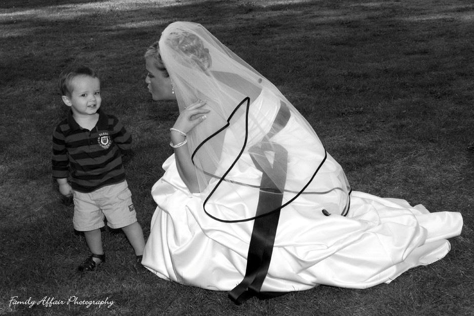 [AK06 bride w boy[5].jpg]