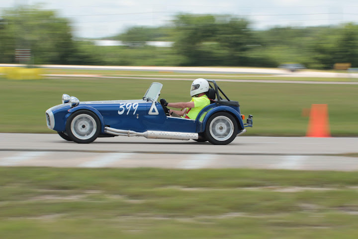 IMAGE: http://lh5.ggpht.com/_WsLuAe3fKfg/TIg3s7NJNII/AAAAAAAAMmA/kUV3C1pZ5dc/s720/610BMWAUTOX-517.JPG