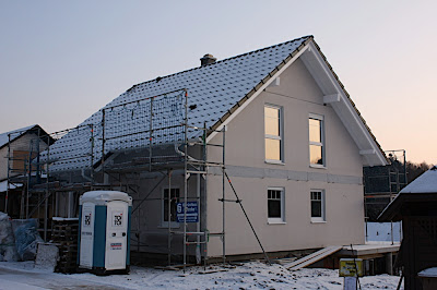 Unser Haus nach der Montage in der Morgensonne
