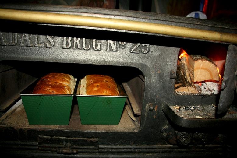 [bakingbread[4].jpg]