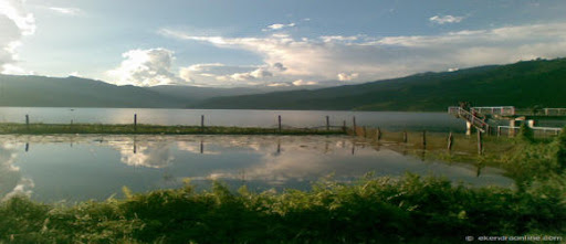 Fewa lake seen around sunset, the reflection of clouds on the lake