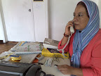 Fanny Ochoa atendiendo una llamada telefónica