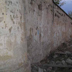 Стена бывшего концлагеря в Темводе