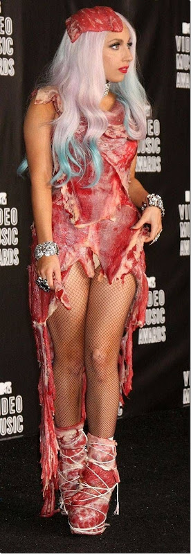 Lady Gaga e seu vestido feito de Carne (1) Lady Gaga e seu vestido feito de Carne (1)
