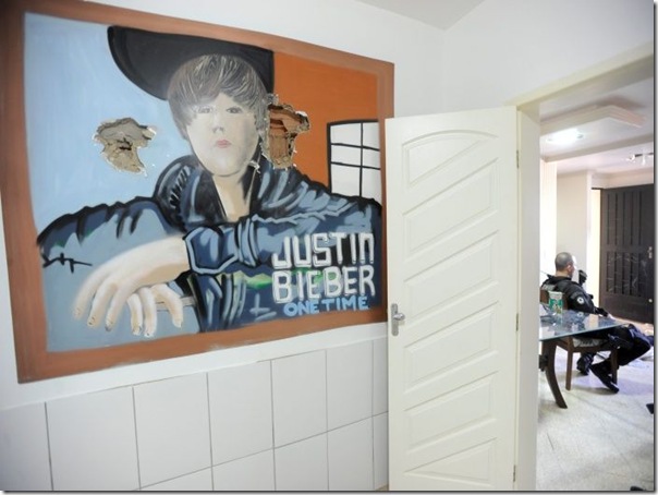 Quadro de Justin Bieber na casa de um traficante no Rio (2)