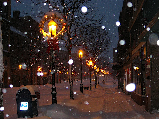 Downtown was so peaceful and quiet. 