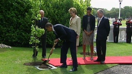 [Obama plantando un roble[2].jpg]