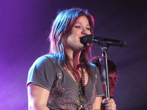 Kelly Clarkson pintou o cabelo de vermelho