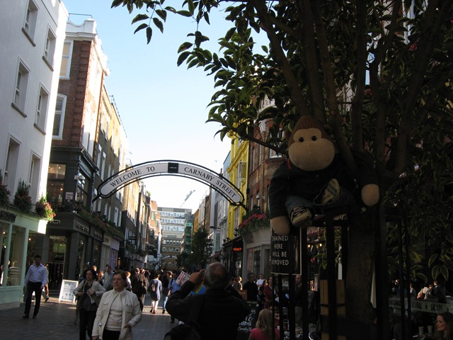 [Monkey in Carnaby Street[4].jpg]