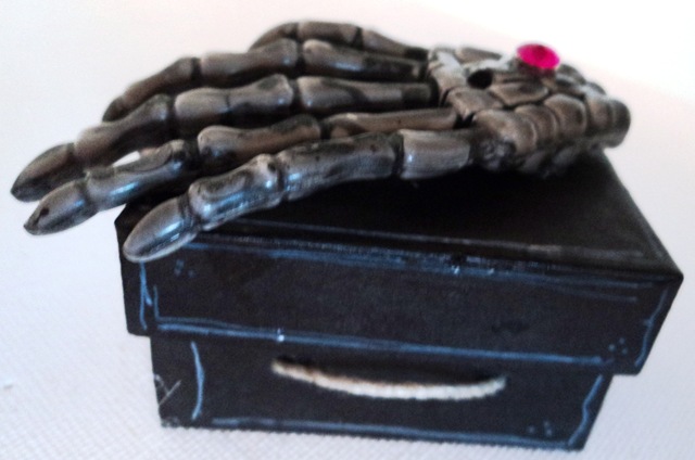 [Halloween Scary Skeleton Hand Favor Box[4].jpg]