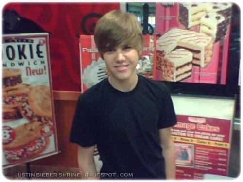 Justin Bieber buys ice cream during Hawaiian vacation