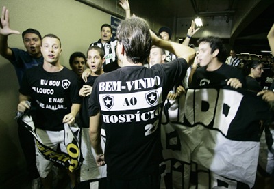 Rio de Janeiro; Brasil; Aeroporto do Galeao; 04/01/2010; Futebol; Desembarque do novo atacante do Botafogo Sebastian Abreu o El Loco, torcida; Foto de Gilvan de Souza/lancperess!;;