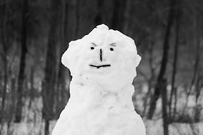 Bałwanek o groźnym spojrzeniu