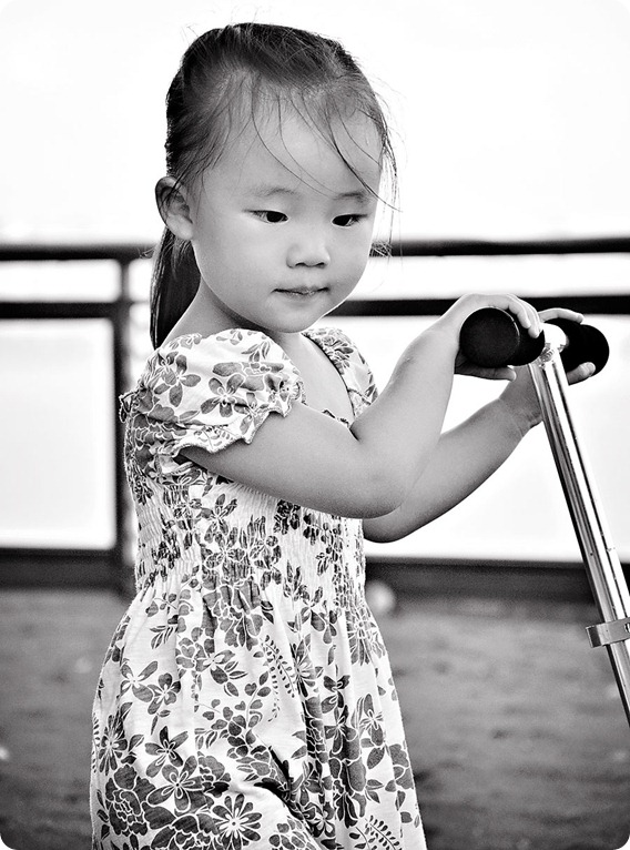 zoe-scooter1bw