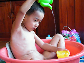 baby pour water.