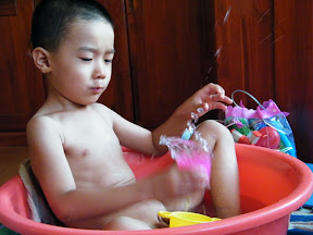 baby played water.