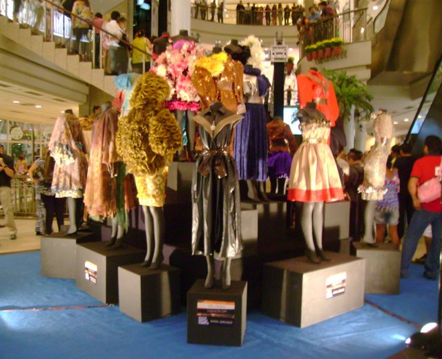 http://lh5.ggpht.com/_YKqSA9Flya4/S8cwjzLmVyI/AAAAAAAACHs/GqpA8PJLxGc/s800/Del%20Paseo%20Fashion%20Day%202010%20001.jpg