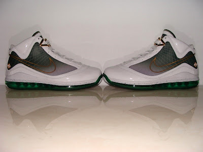 Nike Air Max LeBron VII (7) SVSM Home Player Exclusive Gallery nike air max lebron 7 pe svsm home 4 07 Nike Air Max LeBron VII (7) SVSM Home Player Exclusive Gallery